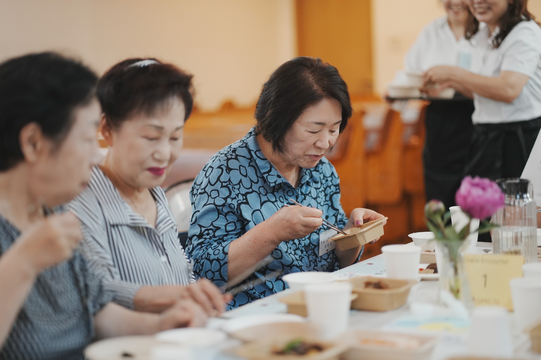 정성껏 준비한 식사를 나누는 교우들