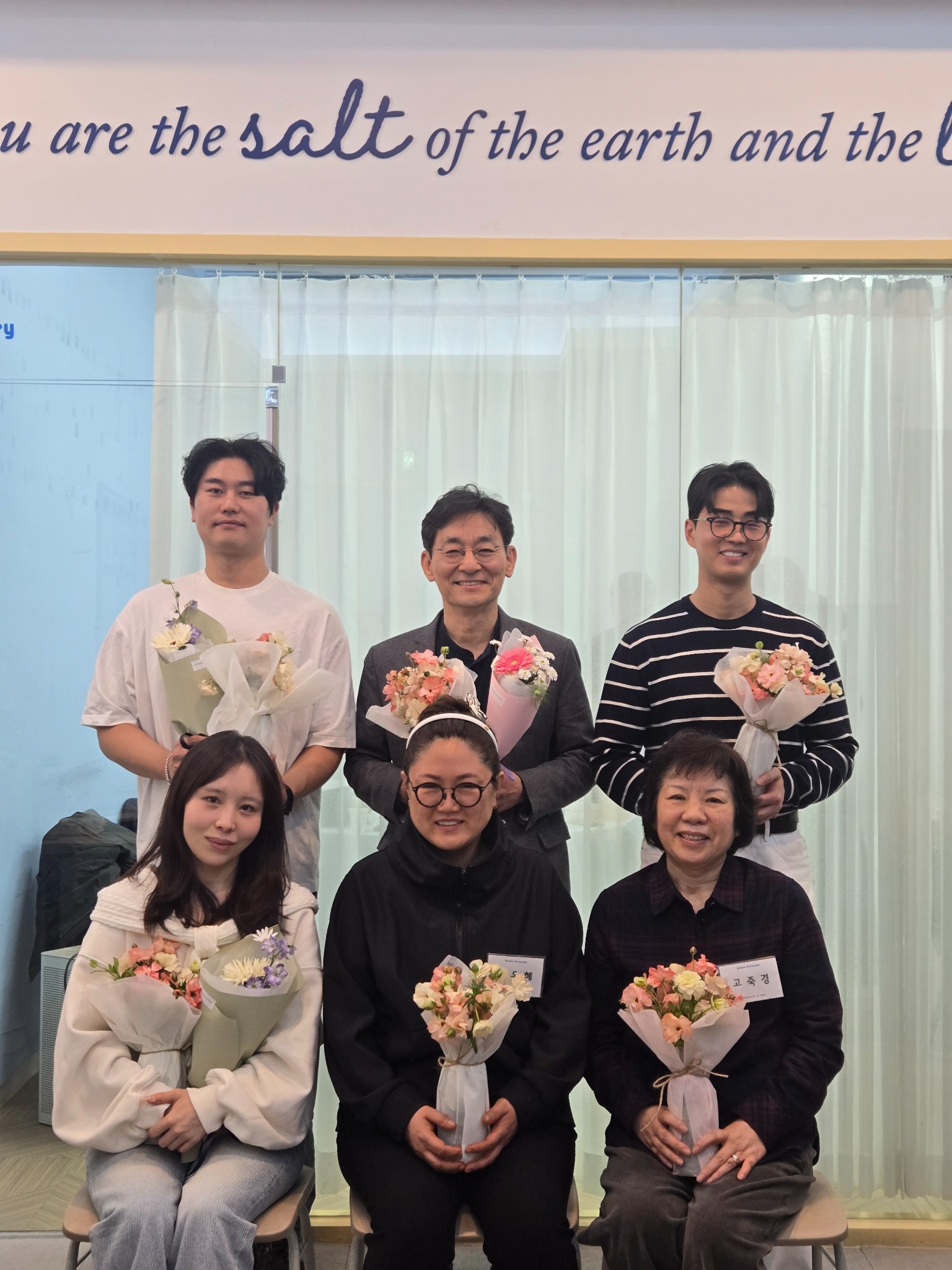 꽃다발을 든 졸업자들