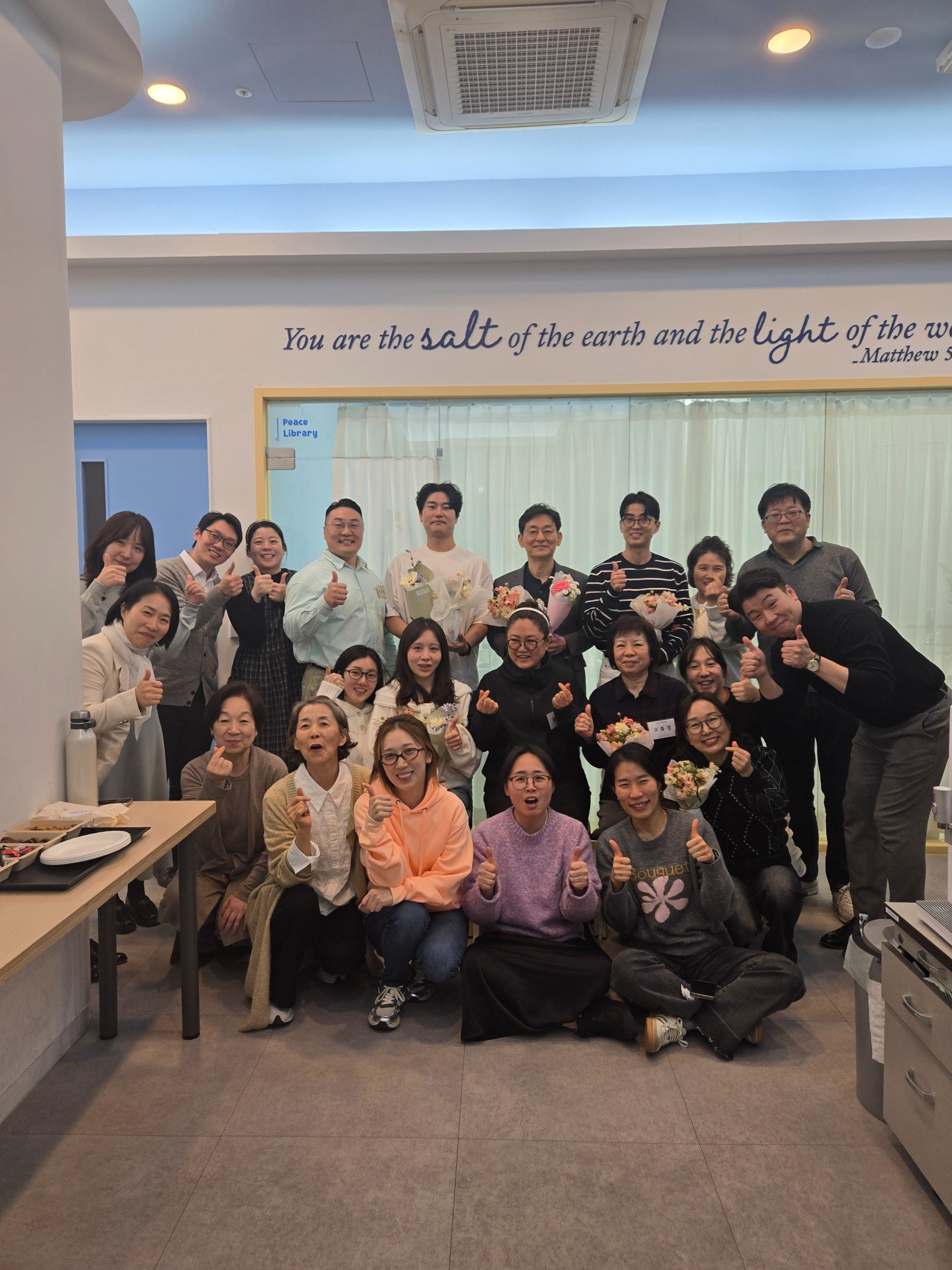 함께 축하하는 졸업 단체사진
