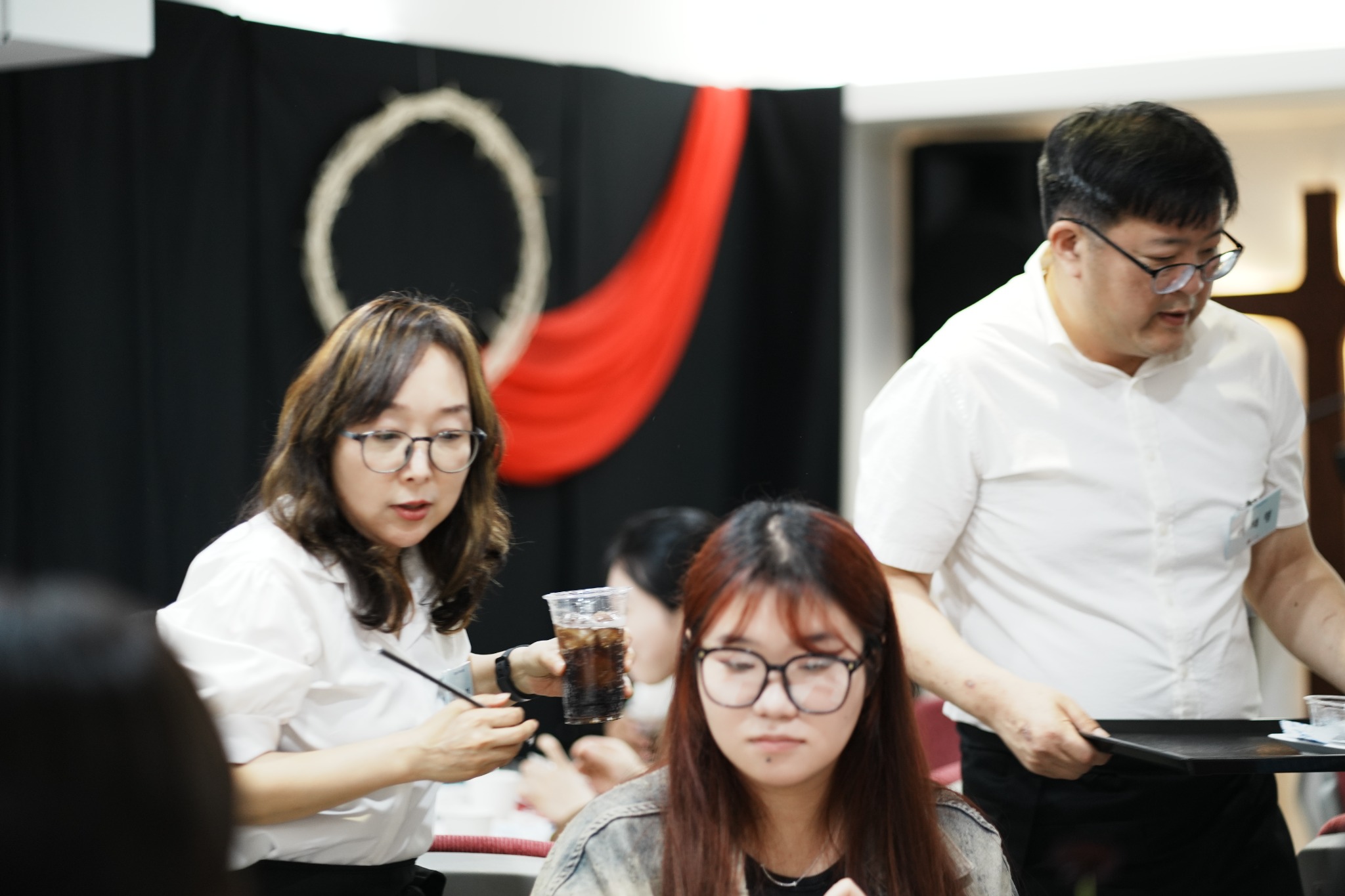 식사와 음료를 정성스럽게 나누는 섬김