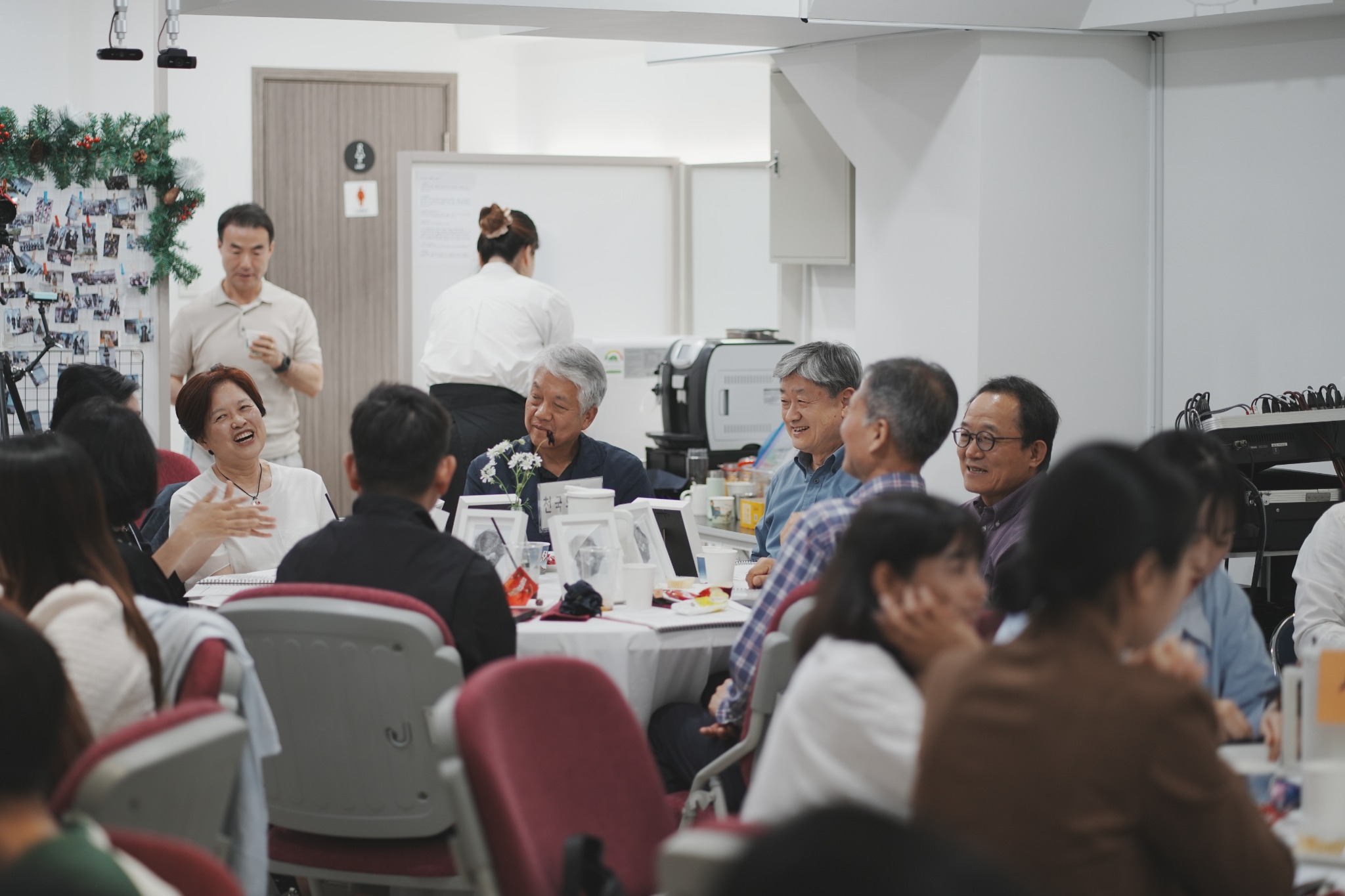 세대가 함께 웃으며 교제하는 시간